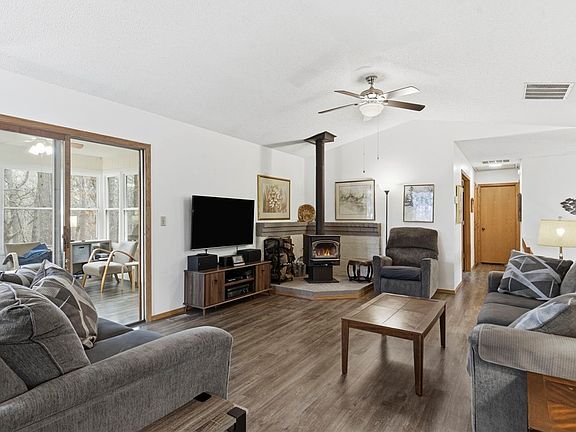 4th image of 2 Ardley Ln