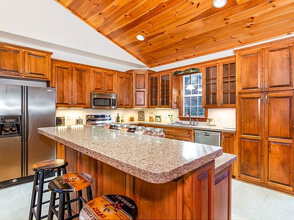 5th image of 241 Crocus Ln