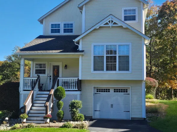 240 Hawthorne Village Ct, East Stroudsburg, PA 18302