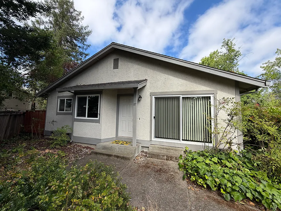 87 Randall Ln