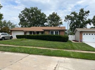 2820 Radcliffe Dr, Florissant, MO 63031