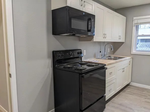 105 Ludland Dr, Manchester, IA