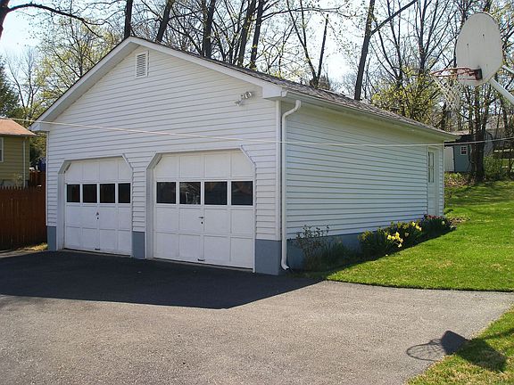 Oversized 2 car garage