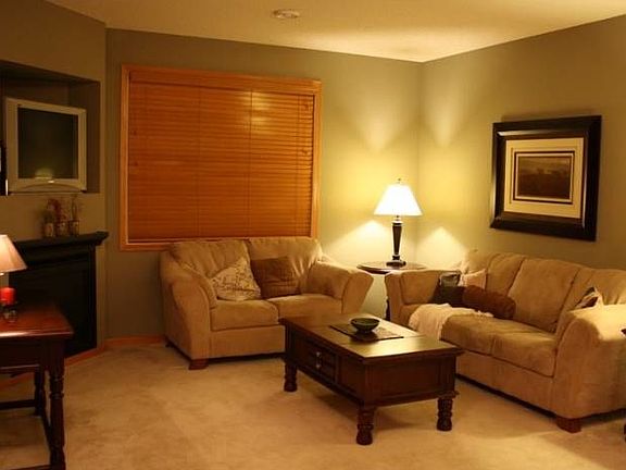 Modern room w/ fire place