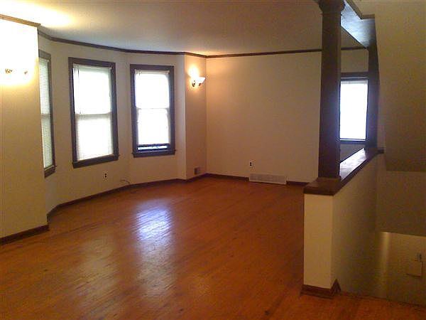 1025 - LIVING ROOM