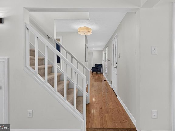 4th image of 34 Kingsley Ave