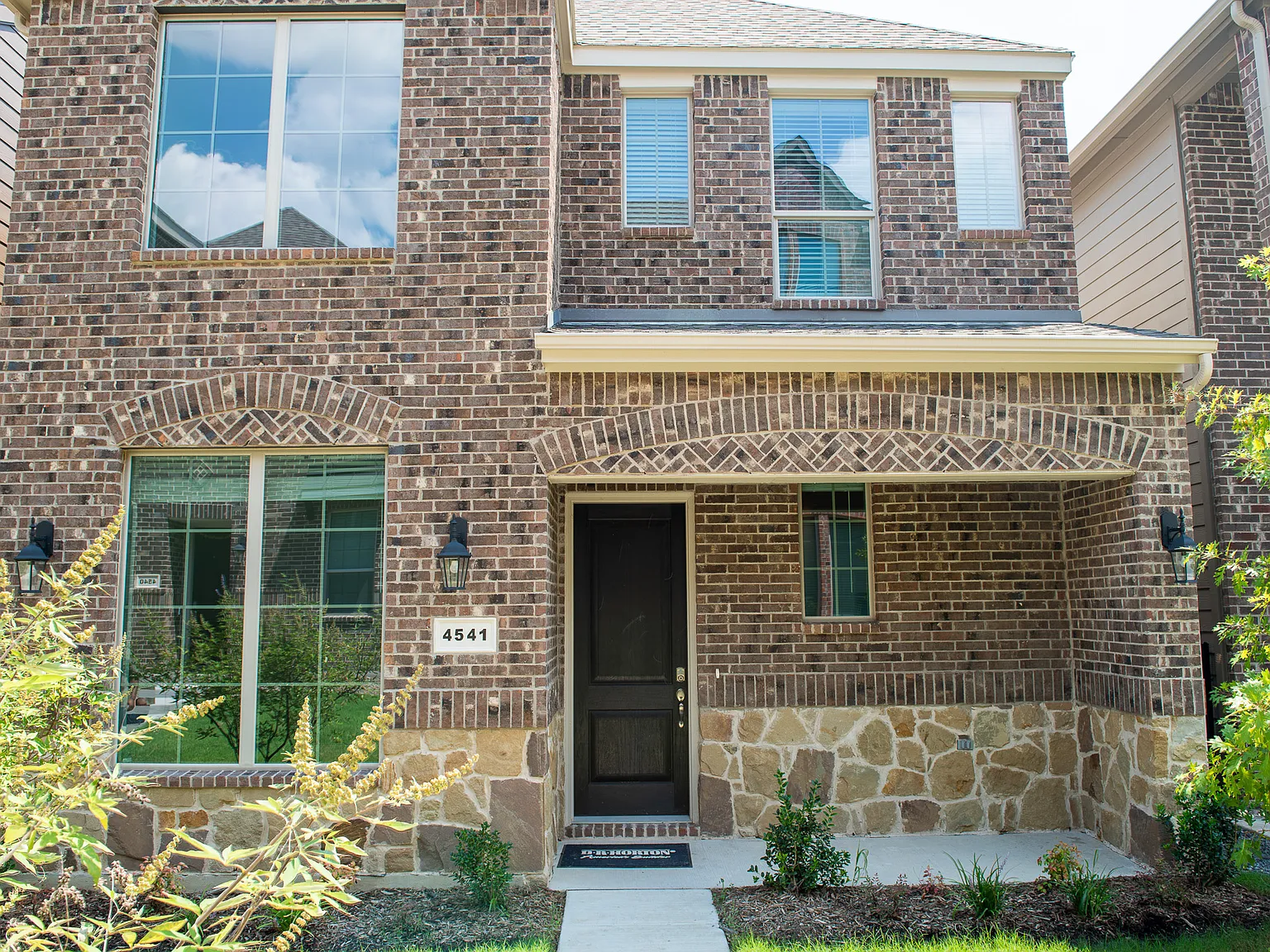 4541 Cinema St — Photo 1