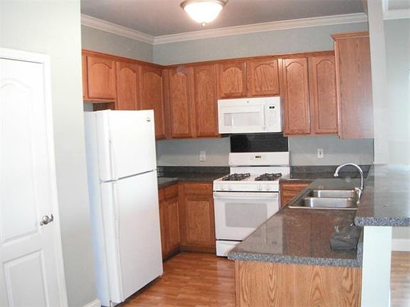 3rd image of 526 Avenue B