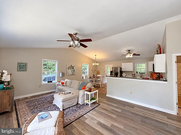 3rd image of 318 Jonquil Rd