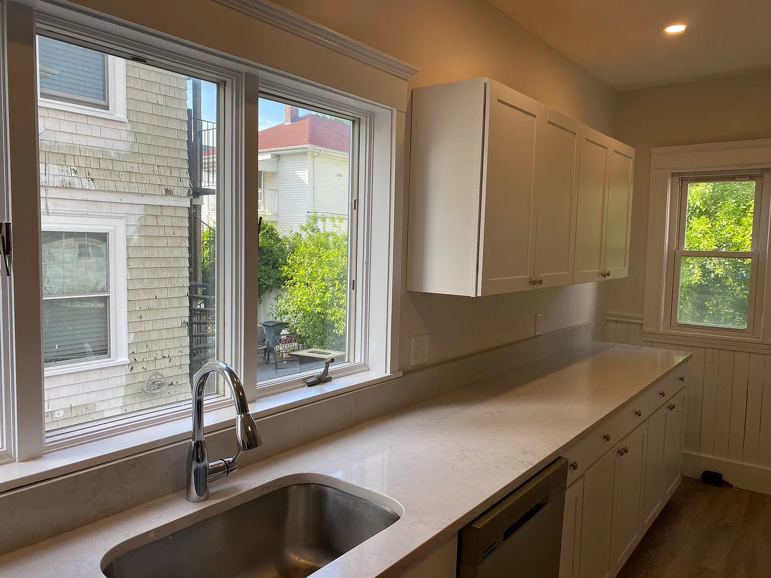 4 bed, 9999 sqft, $6,100 — Photo 3