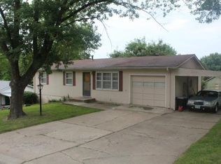 303 Dundee Rd, Smithville, MO 64089