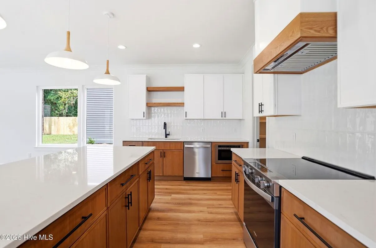 4 bed, 3.5 bath, 2430 sqft, $3,900 — Photo 3