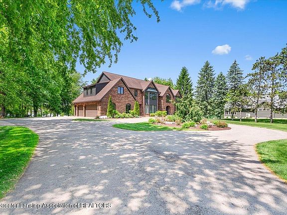 4th image of 808 E Geneva Dr