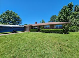 1401 W Callahan Dr, Rogers, AR 72758