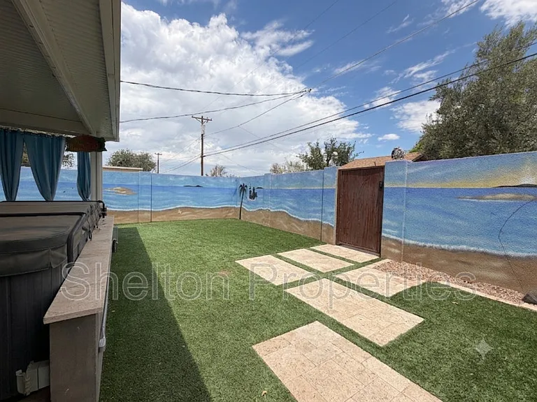 2514 E Fairmount Ave — Photo 3