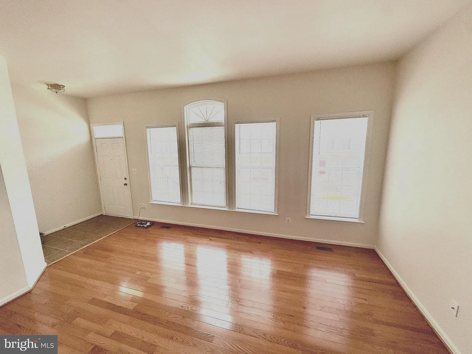 3 bed, 5.0 bath, 2365 sqft, $3,490 — Photo 4