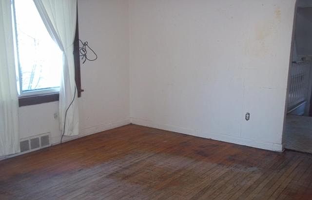 2nd image of 233 Greencroft Rd