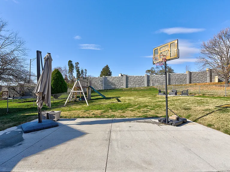 5004 S 167th Ave — Photo 32