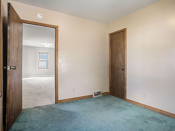 4th image of 110 Foster Ave
