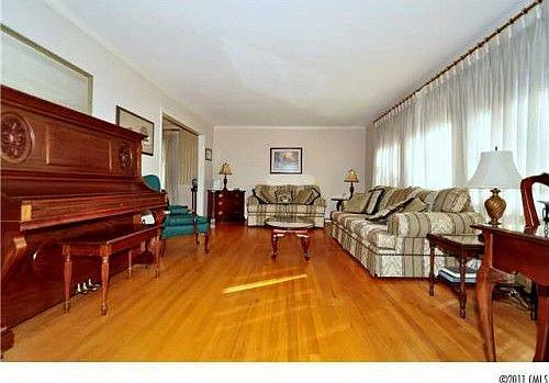 5th image of 1402 Nottingham Dr