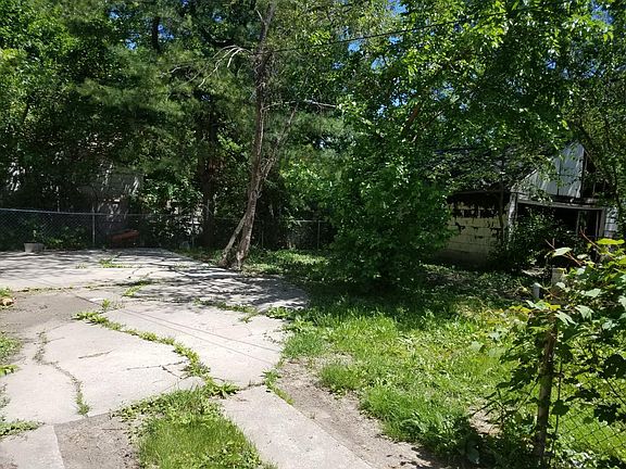 3rd image of 14160 Montrose St