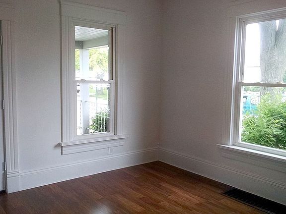 5th image of 900 Stilwell Ave.