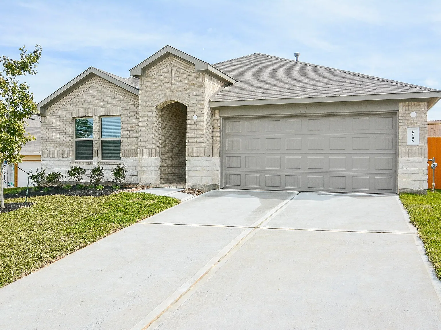 4 bed, 2.0 bath, 1692 sqft, $2,090 — Photo 1