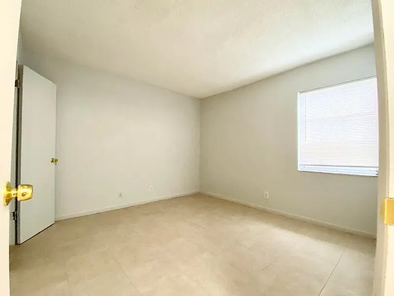 626 NW 13th St #16 — Photo 6