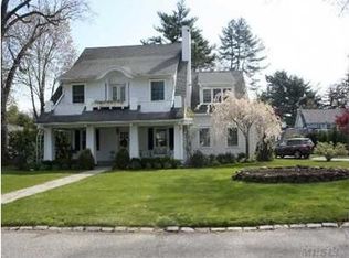 12 Middle Dr, Manhasset, NY 11030