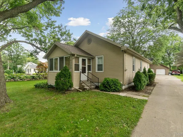 4222 Springfield St, Burton, MI 48509