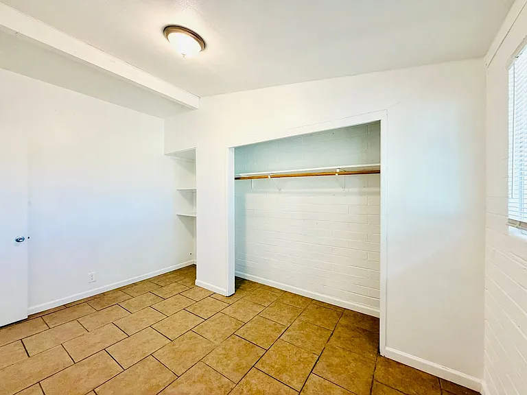 1 and 2 Bedrooms Available! Off Street Parking, Hard Flooring, Vaulted Ceilings, Central Air Cond... — Photo 18
