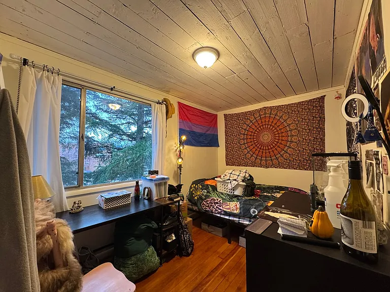 5 Bed 1.5 Bath in Fairhaven Close to Everything On a Bus Line — Photo 11