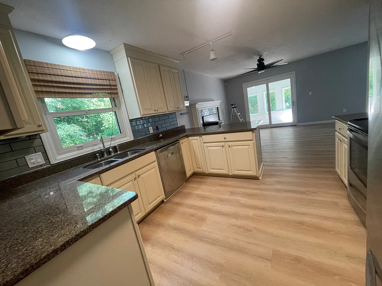 3 bed, 3.5 bath, 2134 sqft, $3,700 — Photo 4