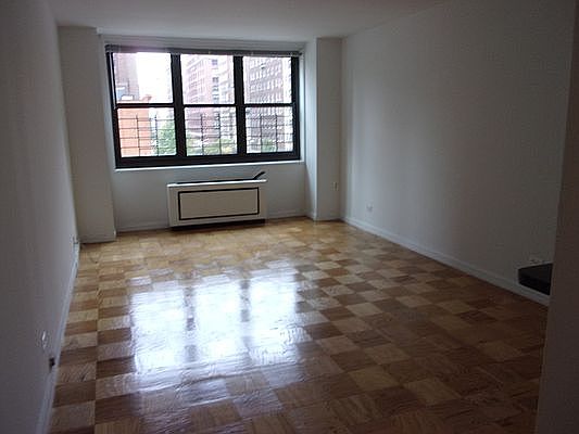 3rd image of 200 E 72nd St APT 9K