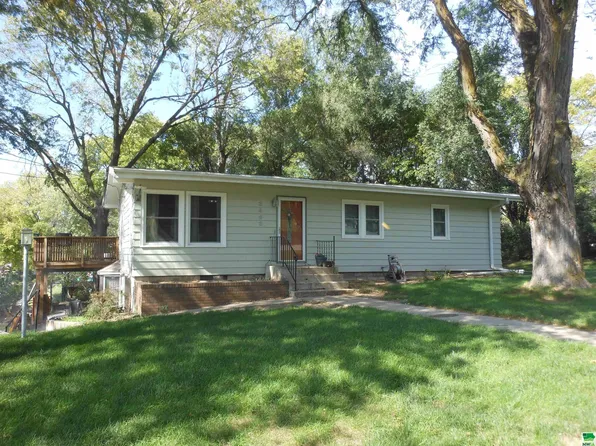 3463 Maplewood St, Sioux City, IA 51104