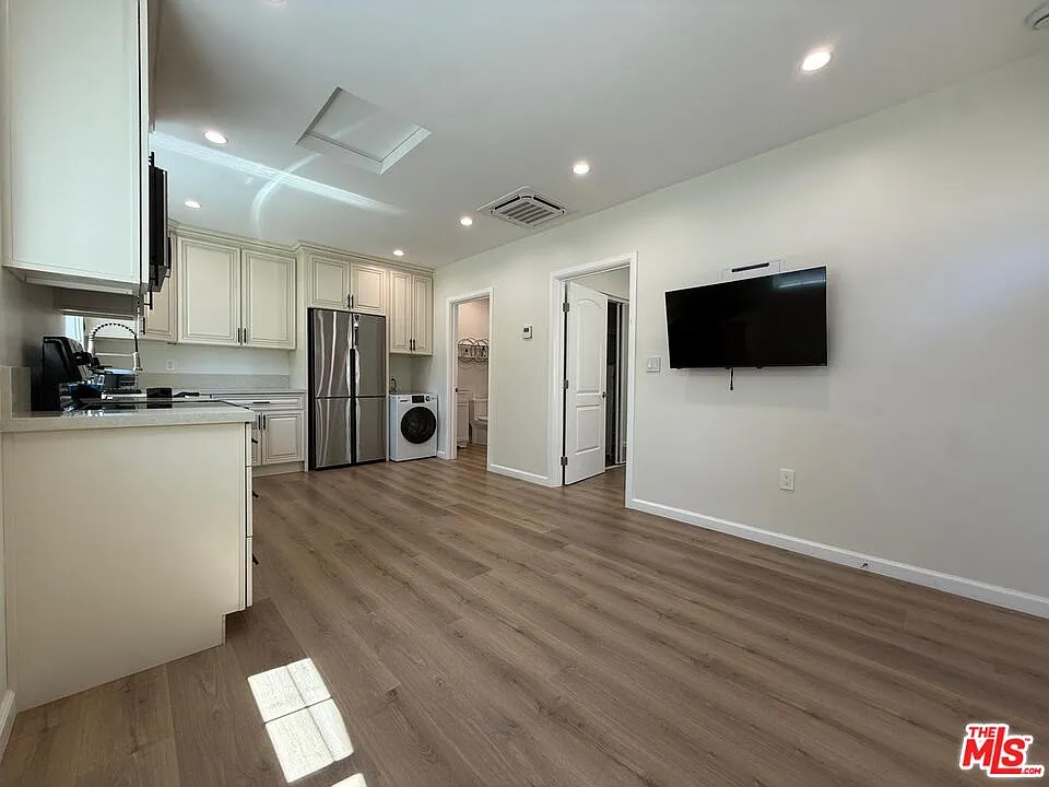 1 bed, 1.0 bath, 400 sqft, $2,100 — Photo 4