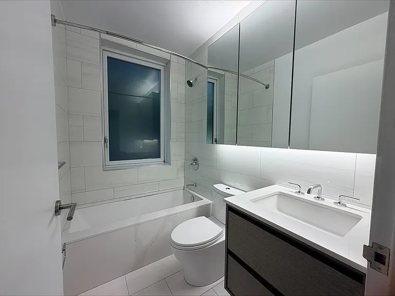 115 E 34th St #301 — Photo 7