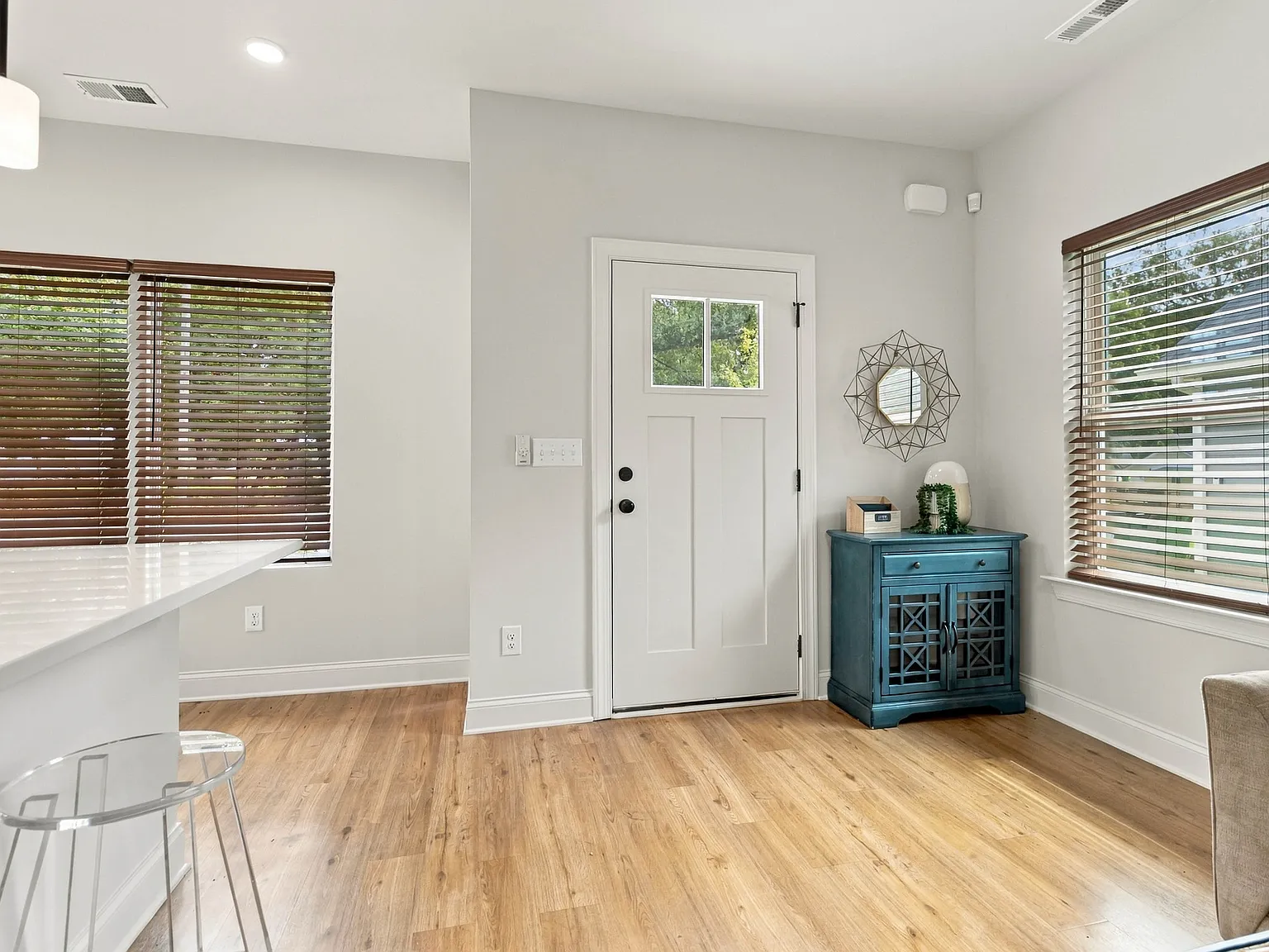 3 bed, 1212 sqft, $1,745 — Photo 2