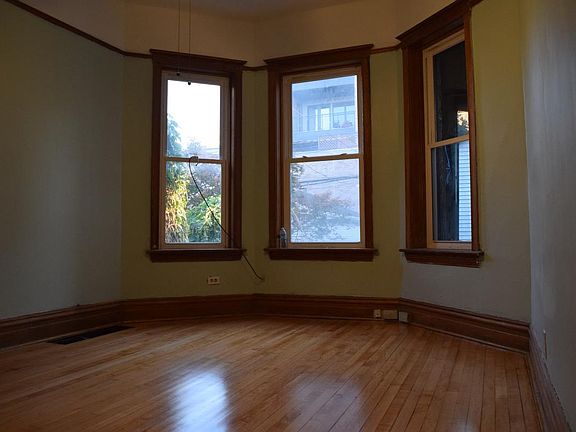 2nd image of 1827 W Cuyler Ave #1