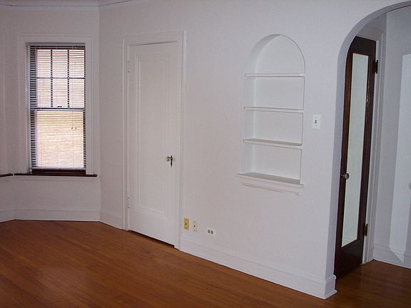 2nd image of 1426 W Thome Ave APT 2B