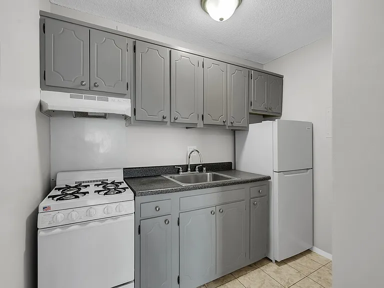 8200W Apartments — Photo 8