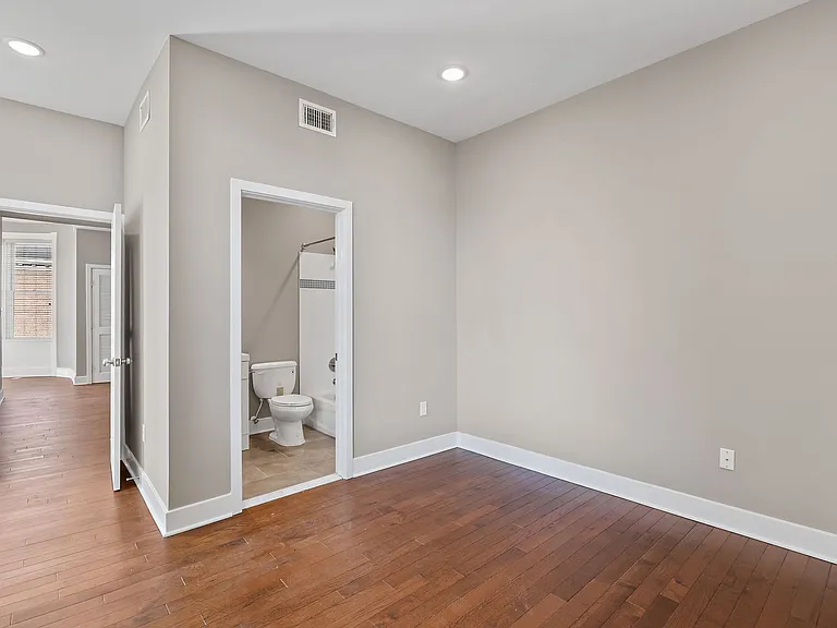 170 W Washington St — Photo 17
