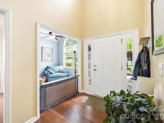 5th image of 322 Wildbriar Rd
