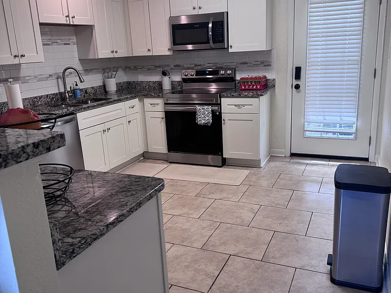 115 Diggs Dr — Photo 2