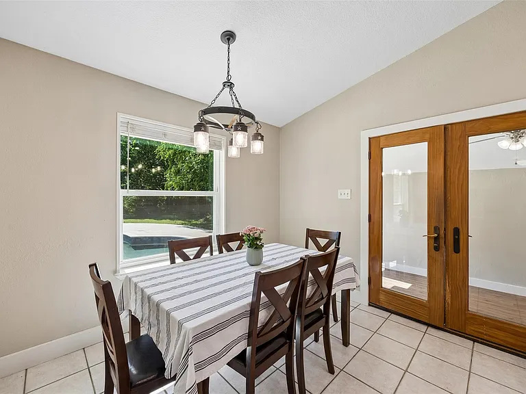 1203 Oakwood Trl — Photo 5