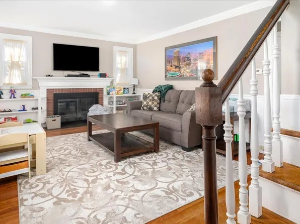 6 Shippen Ave, Warwick, RI 02888