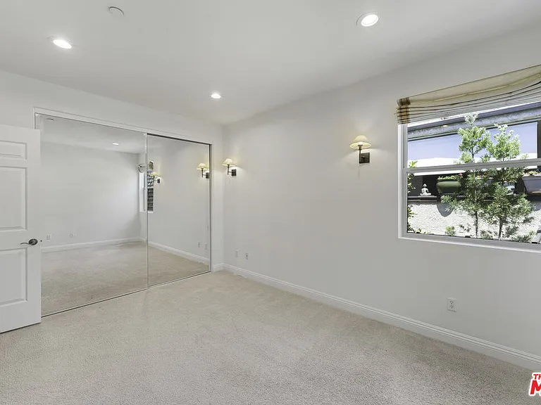 1820 Benecia Ave #402 — Photo 56