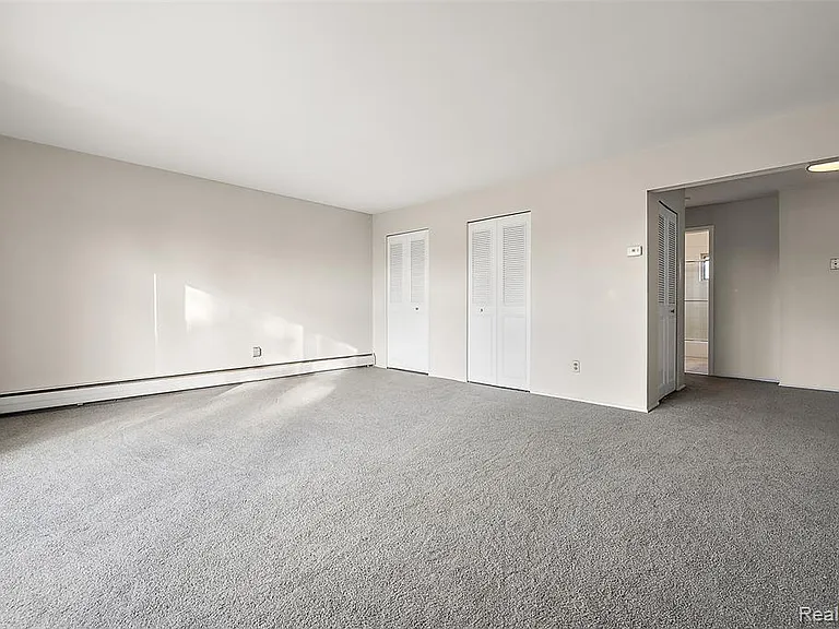 2859 E Maple Rd #15 — Photo 5
