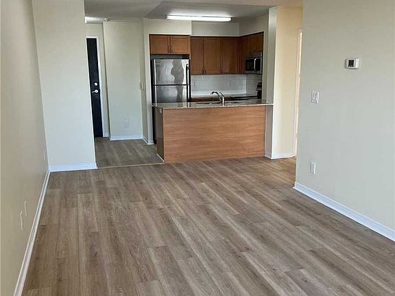 4th image of 75 King William Cres #707