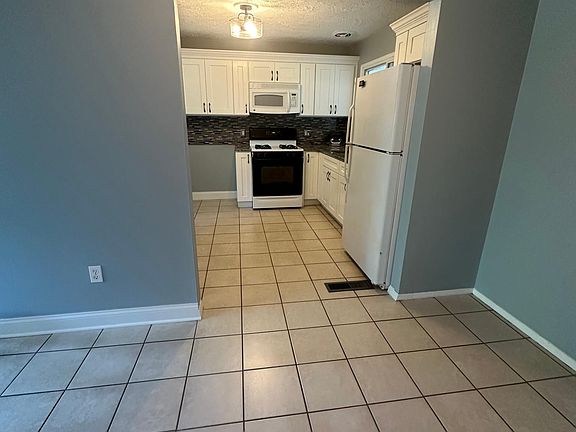 3rd image of 440 Birch Hill Dr